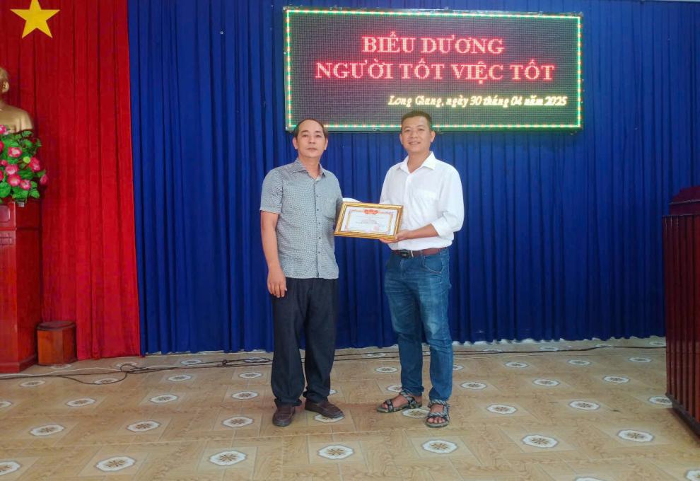 ảnh nhận khen thưởng