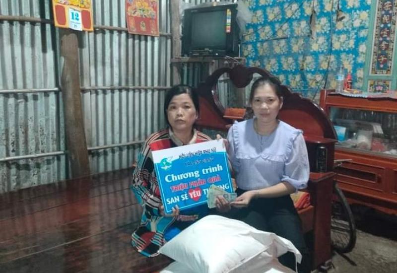 HỘI LHPN XÃ TRAO QUÀ VÀ TIỀN HỖ TRỢ