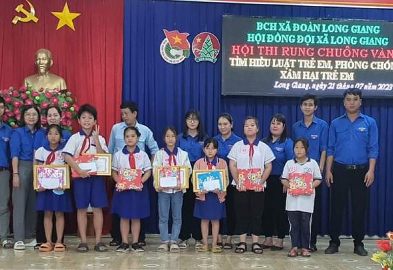 ẢNH TRAO QUÀ